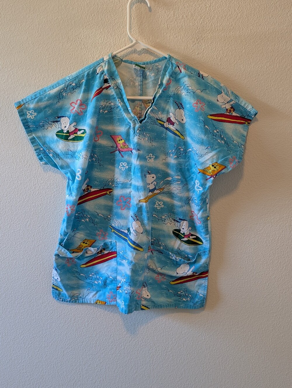 Peanuts cotton scrub top with Snoopy and friends surfing Size XS